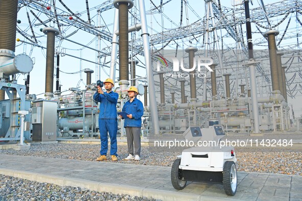 An intelligent inspection robot and operation and maintenance personnel are braving high temperatures to inspect the power supply equipment...