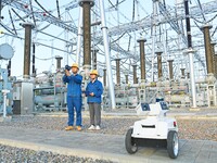 An intelligent inspection robot and operation and maintenance personnel are braving high temperatures to inspect the power supply equipment...