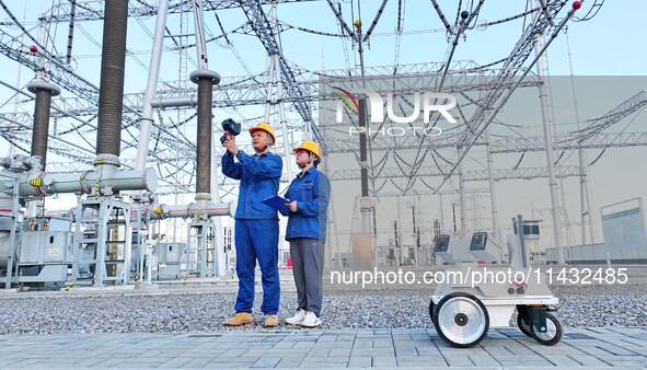 An intelligent inspection robot and operation and maintenance personnel are braving high temperatures to inspect the power supply equipment...