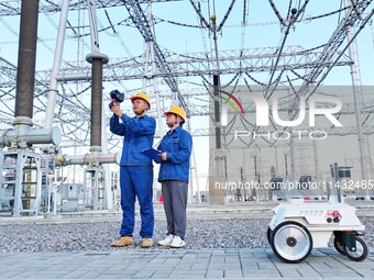 An intelligent inspection robot and operation and maintenance personnel are braving high temperatures to inspect the power supply equipment...