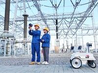 An intelligent inspection robot and operation and maintenance personnel are braving high temperatures to inspect the power supply equipment...