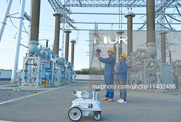 An intelligent inspection robot and operation and maintenance personnel are braving high temperatures to inspect the power supply equipment...