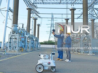 An intelligent inspection robot and operation and maintenance personnel are braving high temperatures to inspect the power supply equipment...