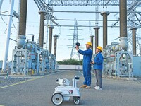 An intelligent inspection robot and operation and maintenance personnel are braving high temperatures to inspect the power supply equipment...