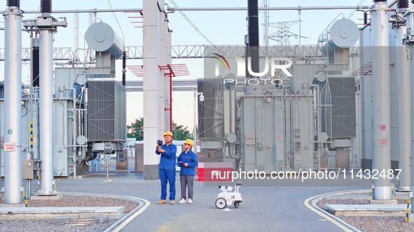 An intelligent inspection robot and operation and maintenance personnel are braving high temperatures to inspect the power supply equipment...