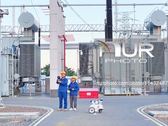 An intelligent inspection robot and operation and maintenance personnel are braving high temperatures to inspect the power supply equipment...