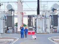 An intelligent inspection robot and operation and maintenance personnel are braving high temperatures to inspect the power supply equipment...