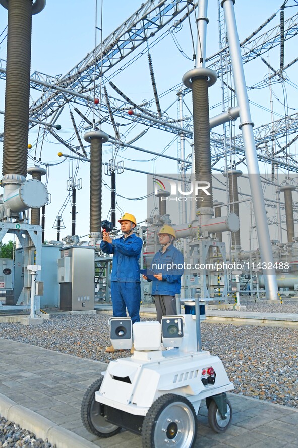 An intelligent inspection robot and operation and maintenance personnel are braving high temperatures to inspect the power supply equipment...