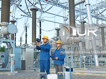 An intelligent inspection robot and operation and maintenance personnel are braving high temperatures to inspect the power supply equipment...