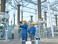 An intelligent inspection robot and operation and maintenance personnel are braving high temperatures to inspect the power supply equipment...