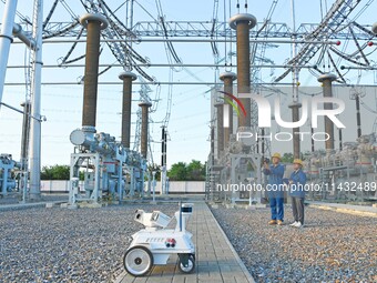 An intelligent inspection robot and operation and maintenance personnel are braving high temperatures to inspect the power supply equipment...