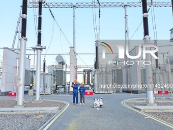 An intelligent inspection robot and operation and maintenance personnel are braving high temperatures to inspect the power supply equipment...