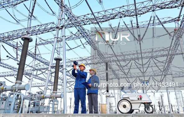 An intelligent inspection robot and operation and maintenance personnel are braving high temperatures to inspect the power supply equipment...