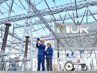 An intelligent inspection robot and operation and maintenance personnel are braving high temperatures to inspect the power supply equipment...