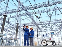 An intelligent inspection robot and operation and maintenance personnel are braving high temperatures to inspect the power supply equipment...