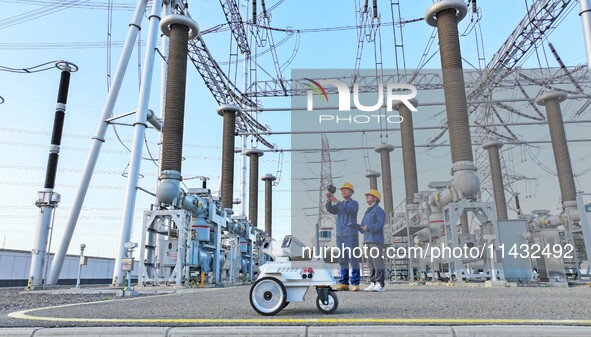 An intelligent inspection robot and operation and maintenance personnel are braving high temperatures to inspect the power supply equipment...