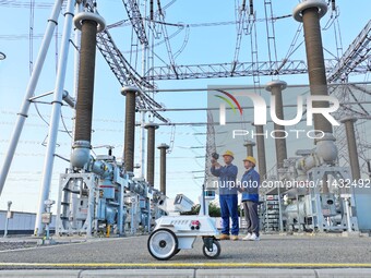 An intelligent inspection robot and operation and maintenance personnel are braving high temperatures to inspect the power supply equipment...