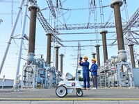 An intelligent inspection robot and operation and maintenance personnel are braving high temperatures to inspect the power supply equipment...