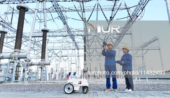 An intelligent inspection robot and operation and maintenance personnel are braving high temperatures to inspect the power supply equipment...