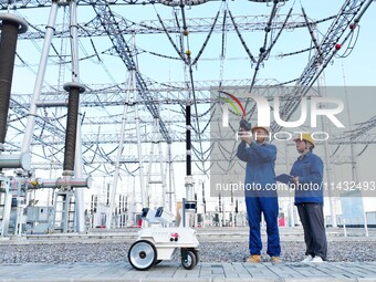 An intelligent inspection robot and operation and maintenance personnel are braving high temperatures to inspect the power supply equipment...