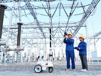 An intelligent inspection robot and operation and maintenance personnel are braving high temperatures to inspect the power supply equipment...