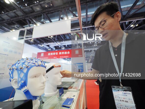 Visitors are visiting the ''7T Magnetically compatible EEG Acquisition System'' at the ''Fifth World Photonics Congress 2024'' in Beijing, C...