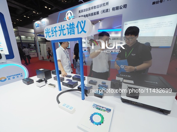 Visitors are visiting a ''fiber optic spectrometer'' at the ''Fifth World Photonic Congress 2024'' in Beijing, China, on July 25, 2024. 