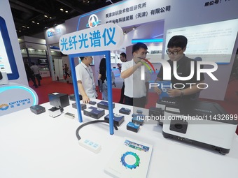 Visitors are visiting a ''fiber optic spectrometer'' at the ''Fifth World Photonic Congress 2024'' in Beijing, China, on July 25, 2024. (