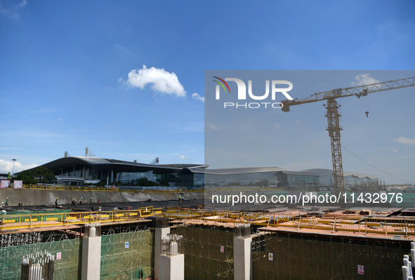 Construction workers are pouring concrete on the middle slab (platform floor) of the Changbei Airport Station of the Beijing-Hong Kong high-...