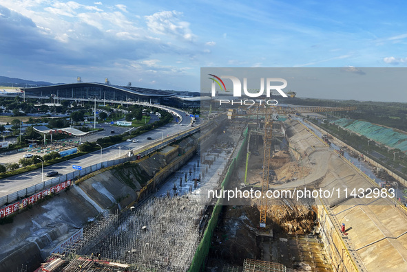 Construction workers are pouring concrete on the middle slab (platform floor) of the Changbei Airport Station of the Beijing-Hong Kong high-...