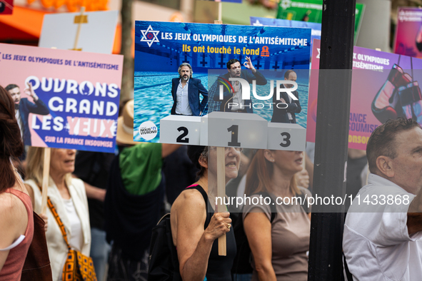 A few dozen people are demonstrating against antisemitism just a few meters from where a demonstration in favor of the Palestinian cause is...