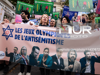 A few dozen people are demonstrating against antisemitism just a few meters from where a demonstration in favor of the Palestinian cause is...