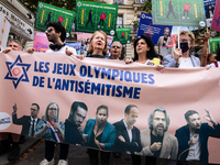 A few dozen people are demonstrating against antisemitism just a few meters from where a demonstration in favor of the Palestinian cause is...