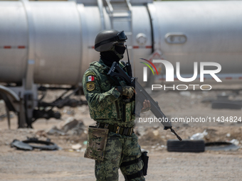 Members of the National Guard and the Army are arresting a man allegedly involved in gasoline trafficking in Ciudad Juarez, Chihuahua. A day...