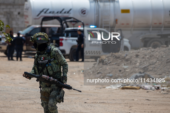 Members of the National Guard and the Army are arresting a man allegedly involved in gasoline trafficking in Ciudad Juarez, Chihuahua. A day...