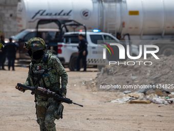 Members of the National Guard and the Army are arresting a man allegedly involved in gasoline trafficking in Ciudad Juarez, Chihuahua. A day...