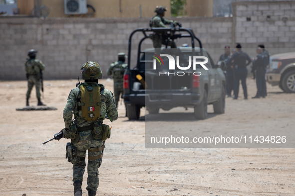 Members of the National Guard and the Army are arresting a man allegedly involved in gasoline trafficking in Ciudad Juarez, Chihuahua. A day...