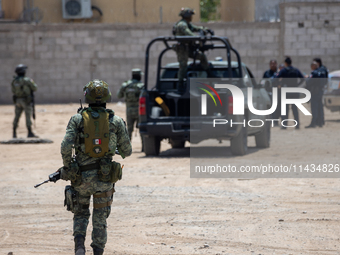 Members of the National Guard and the Army are arresting a man allegedly involved in gasoline trafficking in Ciudad Juarez, Chihuahua. A day...