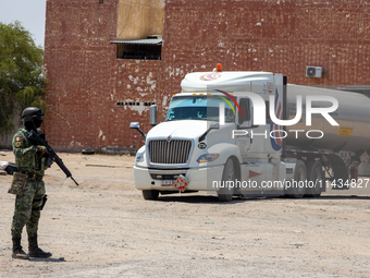 Members of the National Guard and the Army are arresting a man allegedly involved in gasoline trafficking in Ciudad Juarez, Chihuahua. A day...