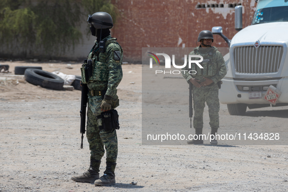 Members of the National Guard and the Army are arresting a man allegedly involved in gasoline trafficking in Ciudad Juarez, Chihuahua. A day...