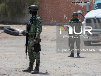 Members of the National Guard and the Army are arresting a man allegedly involved in gasoline trafficking in Ciudad Juarez, Chihuahua. A day...