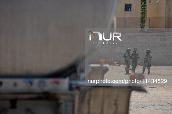 Members of the National Guard and the Army are arresting a man allegedly involved in gasoline trafficking in Ciudad Juarez, Chihuahua. A day...