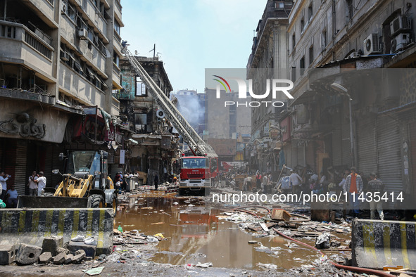 The firefighters of the Civil Defense are controlling a huge fire that is breaking out in several stores in the Moski area of Cairo, Egypt,...