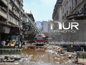 The firefighters of the Civil Defense are controlling a huge fire that is breaking out in several stores in the Moski area of Cairo, Egypt,...