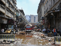 The firefighters of the Civil Defense are controlling a huge fire that is breaking out in several stores in the Moski area of Cairo, Egypt,...