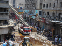 The firefighters of the Civil Defense are controlling a huge fire that is breaking out in several stores in the Moski area of Cairo, Egypt,...