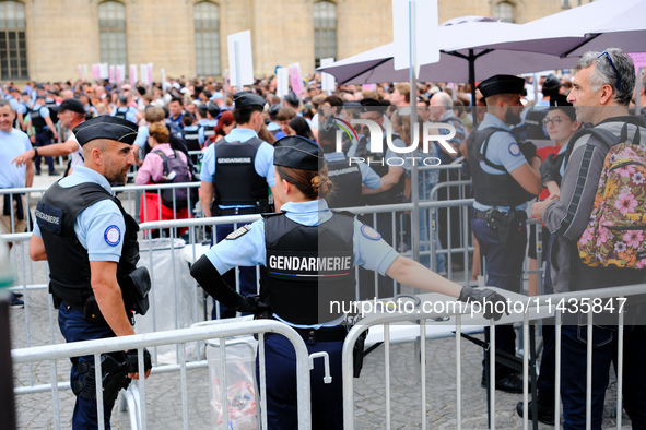 The gendarmerie is waiting in front of the queues of spectators at the Paris Olympic Games ceremony. 