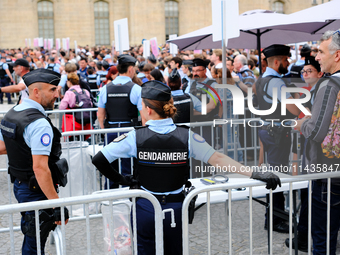 The gendarmerie is waiting in front of the queues of spectators at the Paris Olympic Games ceremony. (