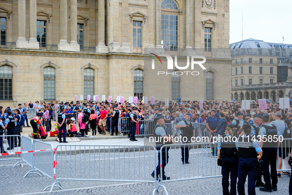 Firefighters are intervening in front of the Louvre Museum with a spectator, while the police are keeping people waiting who have come to at...