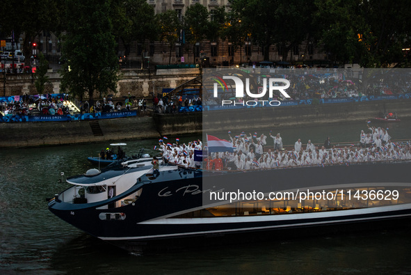 The boat carrying the Dutch Olympic team is sailing down the Seine on a boat called Le Paris, during the opening ceremony of the Paris 2024...